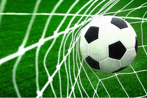 web1_soccer-football-ball-in-goal-net-o-600x338