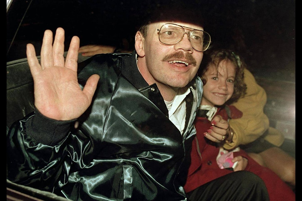 FILE - Terry Anderson, who was the longest held American hostage in Lebanon, grins with his 6-year-old daughter Sulome, Dec. 4, 1991, as they leave the U.S. Ambassador’s residence in Damascus, Syria, following Anderson’s release. Anderson, the globe-trotting Associated Press correspondent who became one of America’s longest-held hostages after he was snatched from a street in war-torn Lebanon in 1985 and held for nearly seven years, died Sunday, April 21, 2024. He was 76. (AP Photo/Santiago Lyon, File) 