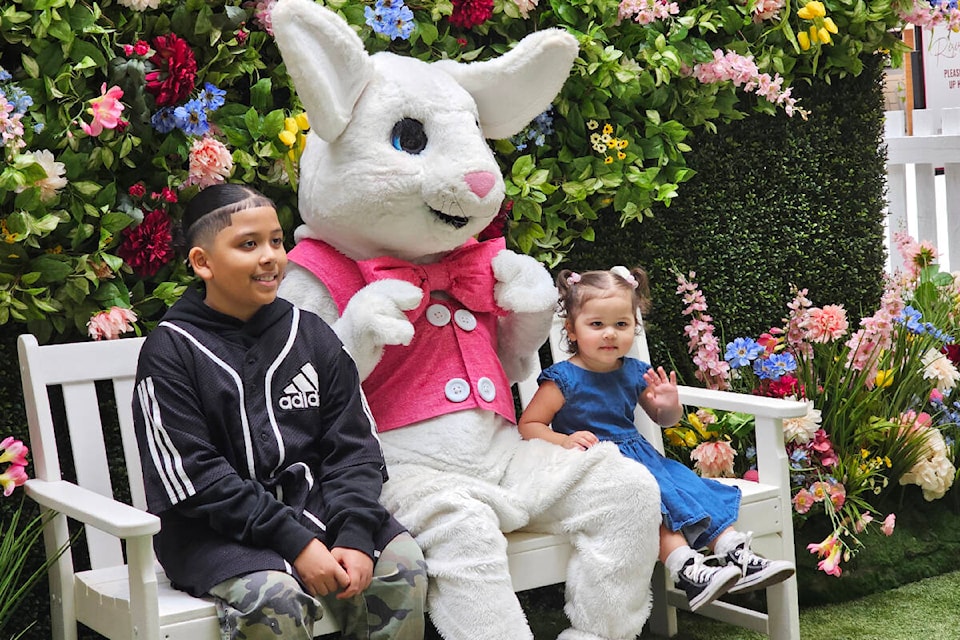 Siblings Remy, 2, and Zay, 9, posed with the Easter Bunny at Willowbrook Shopping Centre in 91ԭ on Saturday, March 30. (Dan Ferguson/91ԭ Advance Times) 