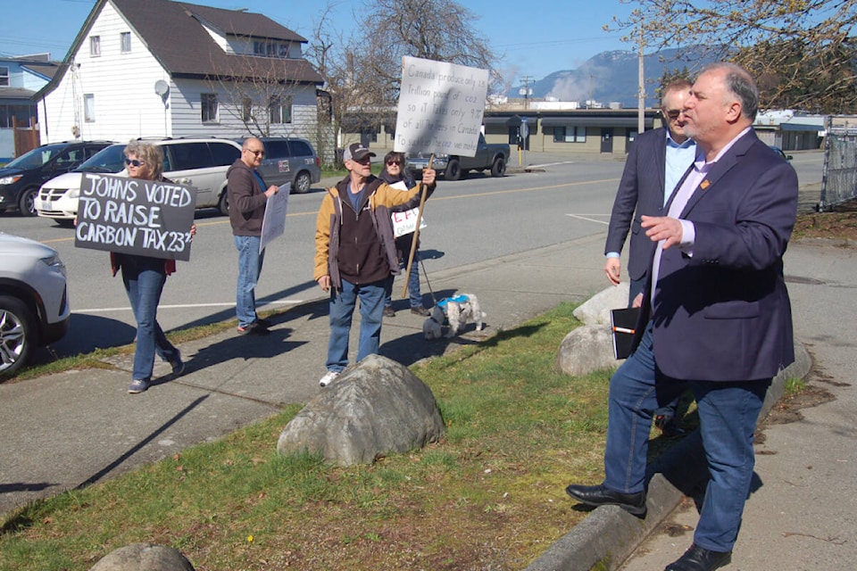 web1_240403-avn-gord-johns-protesters-clash-gordjohns_1