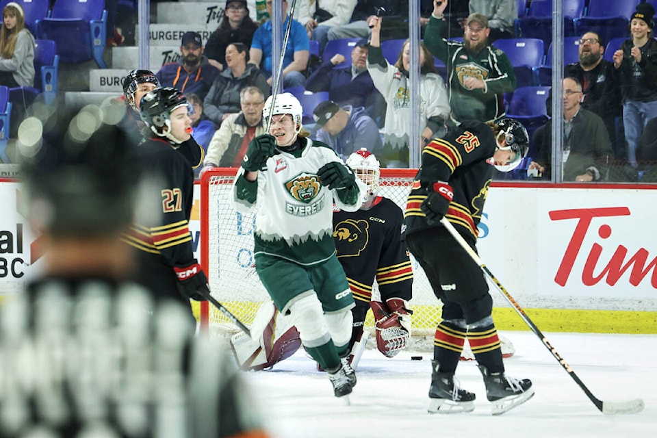 web1_240405-lat-rh-giantsfalltosilvertips-rob_3