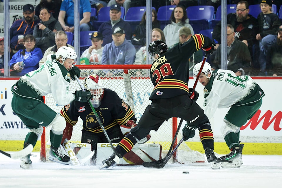 web1_240405-lat-rh-giantsfalltosilvertips-rob_4