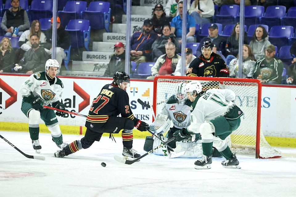 web1_240405-lat-rh-giantsfalltosilvertips-rob_5