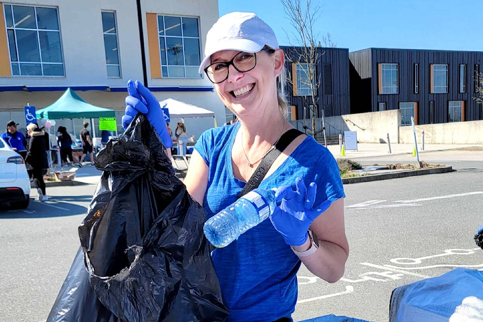  91ԭ students and their parents were sudzing cars, collecting bottles, and cooking hotdogs on Saturday, April 13, to raise funds for this year’s dry grad celebration. (Kyler Emerson/91ԭ Advance Times) 