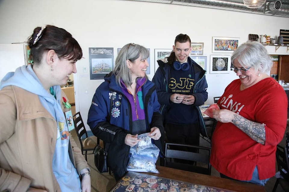 Aisling Dunn, left, Jana Dunn and and Lochlan Dunn, chat with Janet Pacey about pin collecting at the Yellowknife Historical Museum on Saturday. Kacheng Xin/NNSL photo 