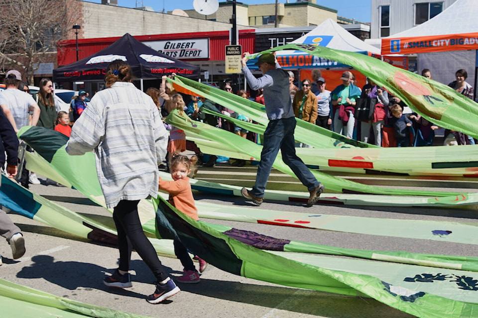 People take part in a “vegetable weaving” art project guided by Runaway Moon Theatre’s Cathy Stubbington during the Salmon Arm Earth Day Gathering at the Ross Street Plaza on Saturday, April 20, 2024. (Heather Black-Salmon Arm Observer) 