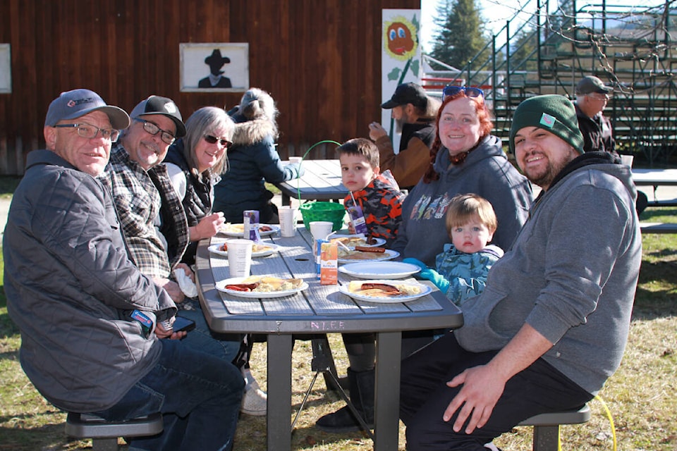 web1_rsz-6-family-at-picnic-table-large-group-
