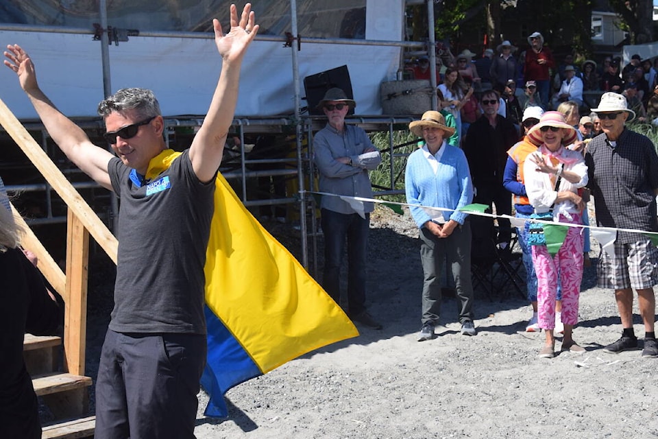 web1_230604-obn-teacupraceukraine-ukrainefundraising_1