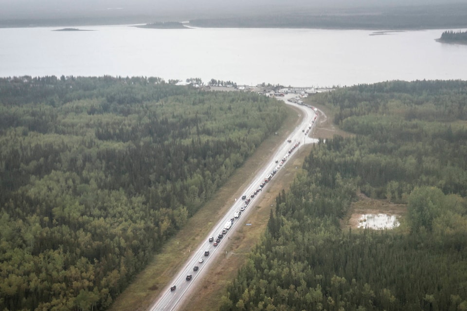 web1_230818-cpw-yellowknife-evacuation-update-traffic_1