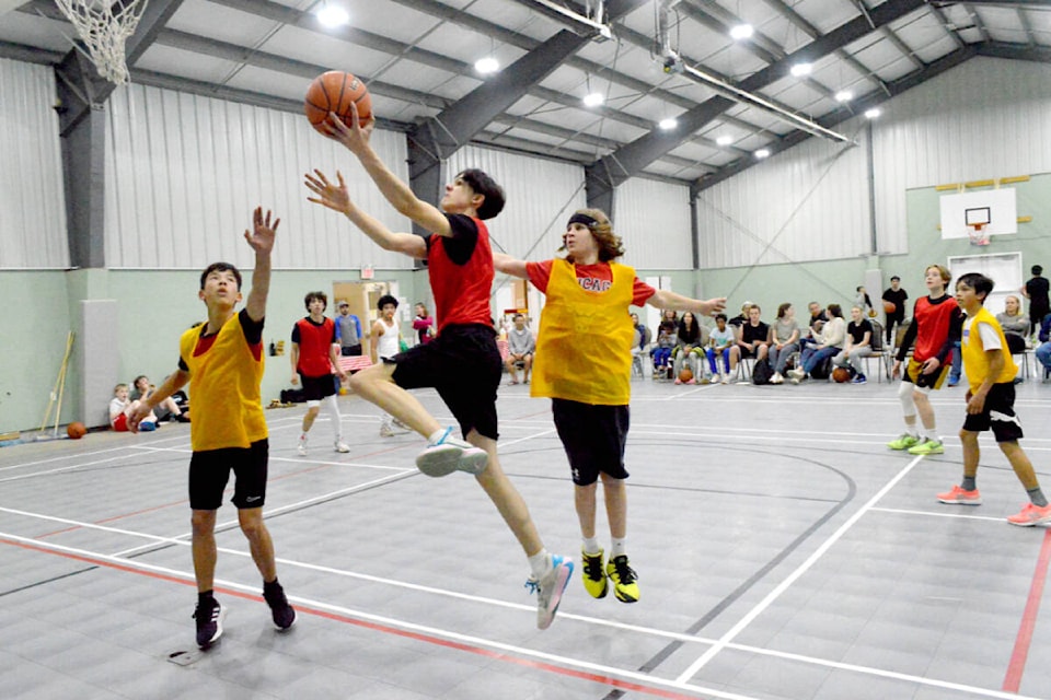 AIR TIME: Kondors player Fenn McKechnie soars past two Larry Bird’s Birds players, Westt Mentlein and Jonha Kolen-Lee, to score a layup in the final of the tournament. (Michael Briones photo) 