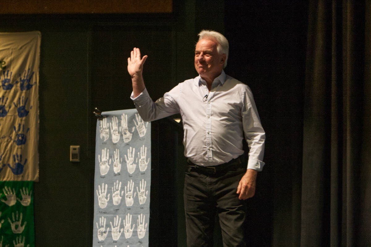 Il giornalista scientifico e conduttore radiofonico della CBC Bob MacDonald parla a Kimberley Il giornalista scientifico e conduttore radiofonico della CBC Bob MacDonald parla a Kimberley