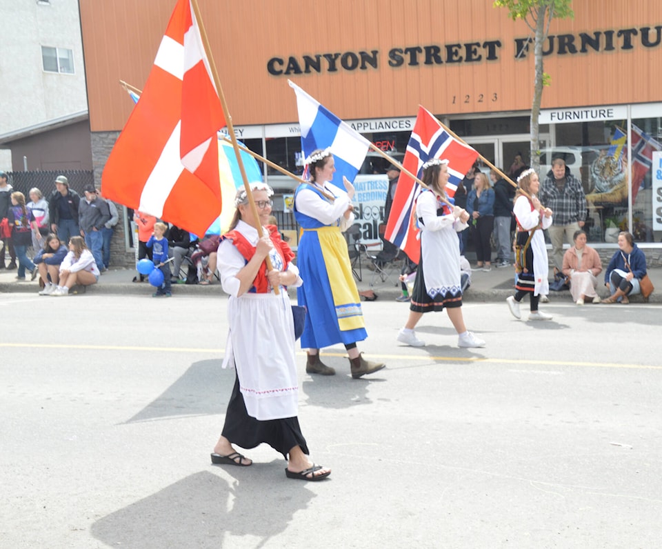 web1_240523-cva-blossom-fest-parade-30_1