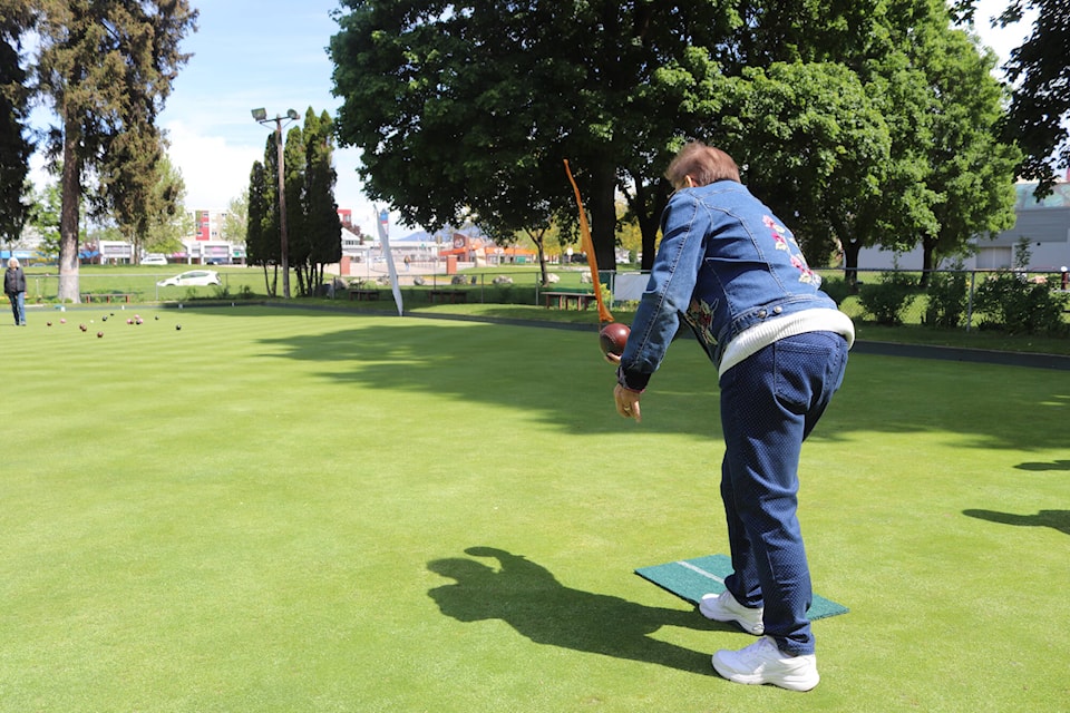 Plenty of people showed up for the Vernon Lawn Bowling Club’s ‘try it’ day event Saturday, May 18, 2024. (Brendan Shykora - Morning Star) 