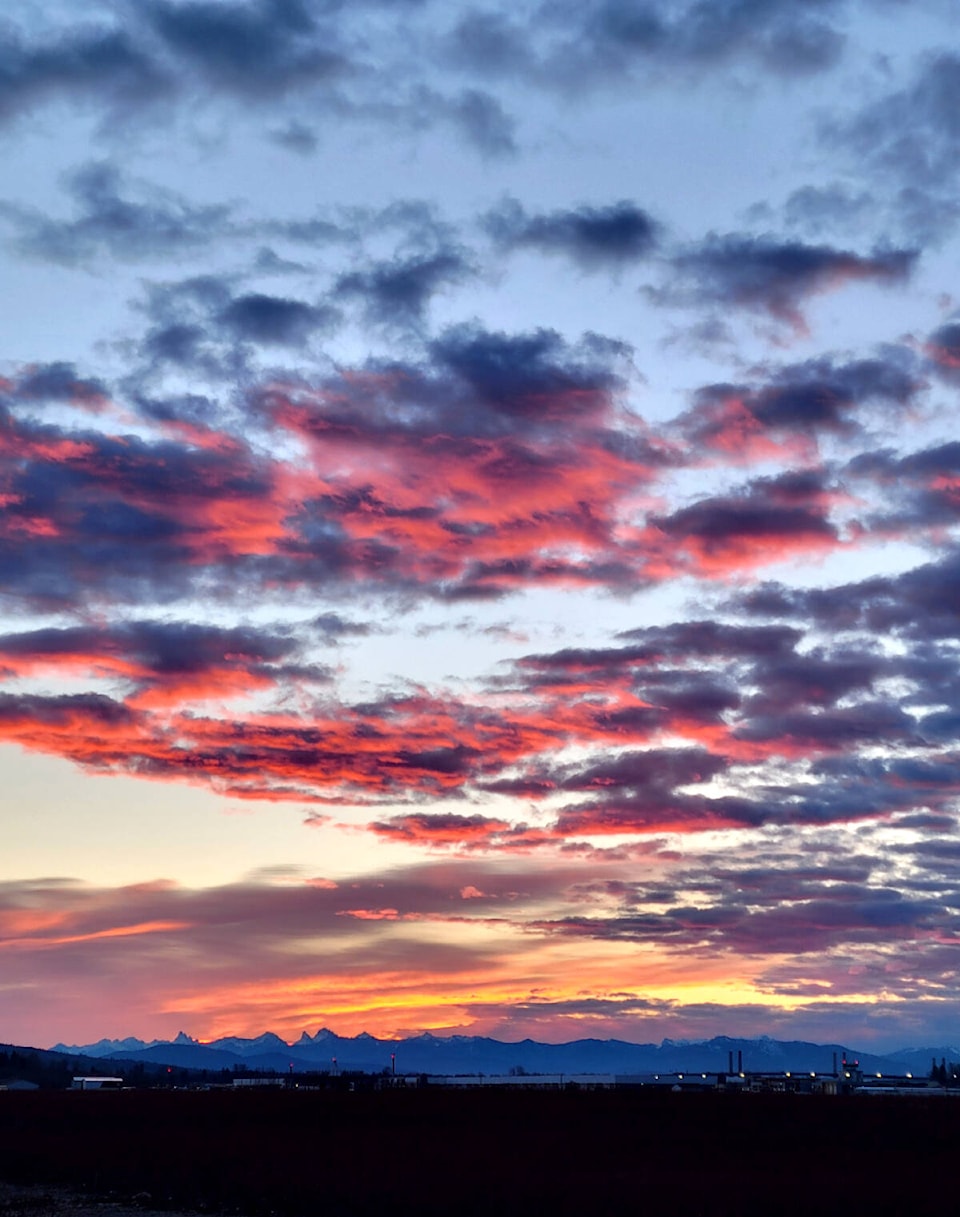web1_240527-mrn-rh-lensnewittsunrise-sara_2