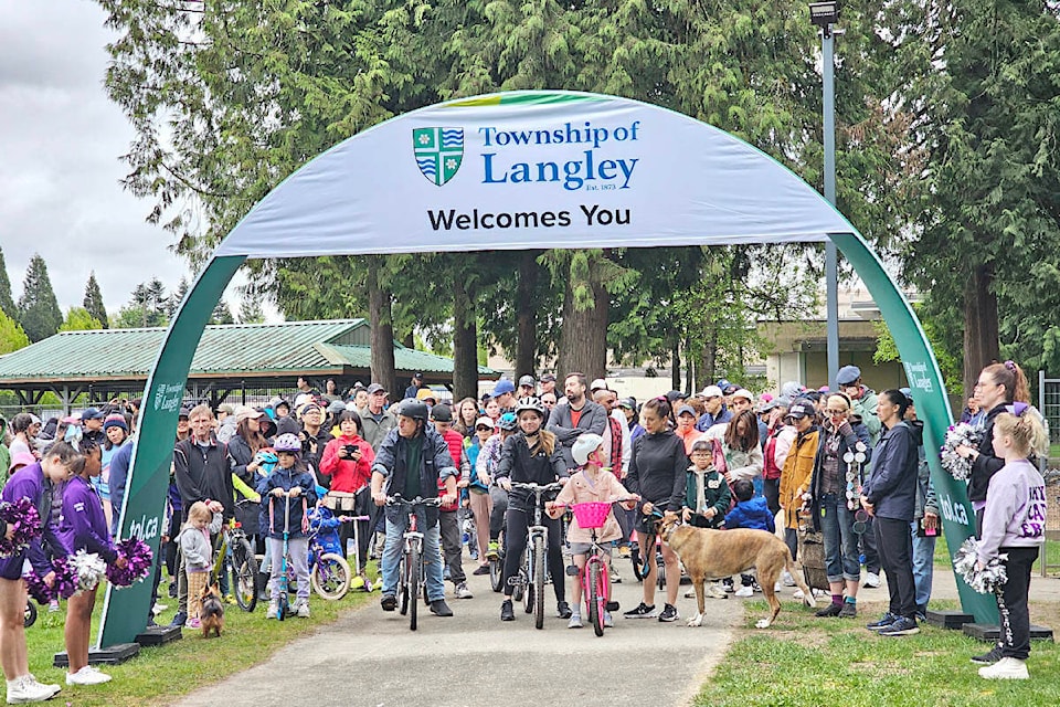 Participants lined up at the start of the 62nd annual 91ԭ Walk, held in Walnut Grove Community Park on Sunday, May 5. (Dan Ferguson/91ԭ Advance Times) 
