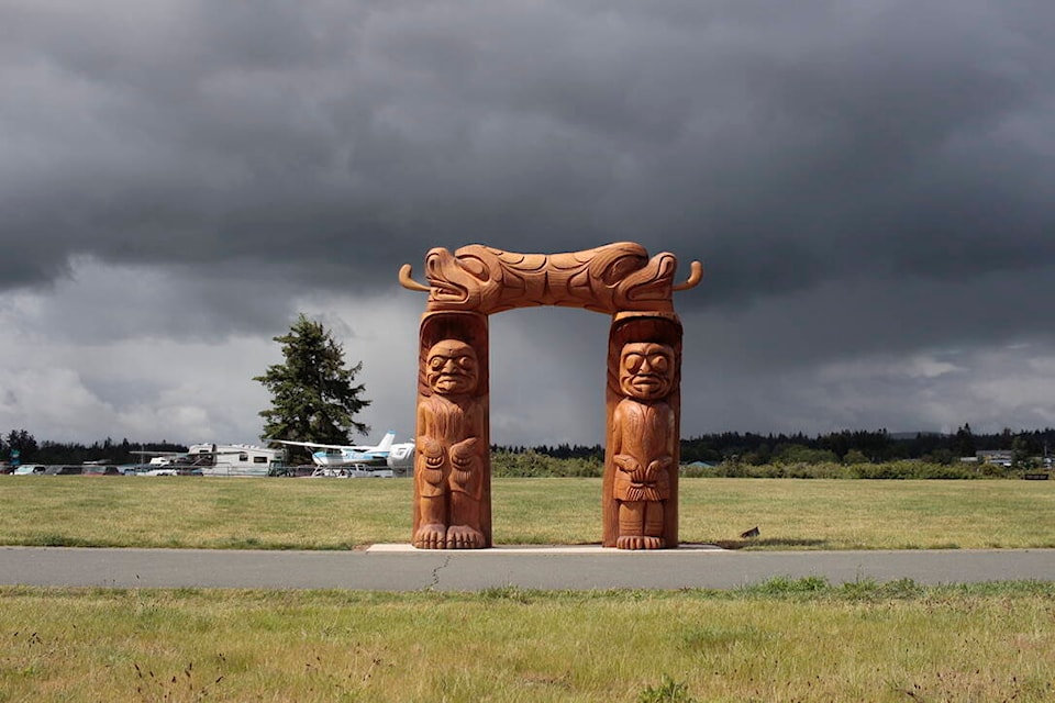 A new arch carved by Junior Henderson, Karver Everson and Ernest Puglas was unveiled at Campbell River’s Tyee Spit on May 31. Photo by Marc Kitteringham/Campbell River Mirror 