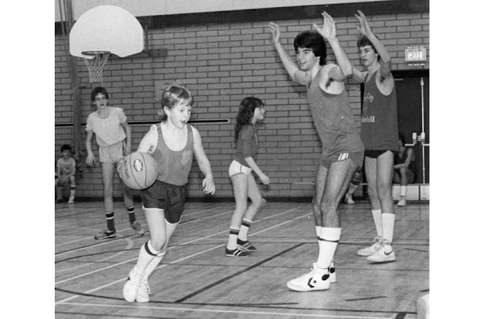 web1_240606-saa-history-golds-basketball
