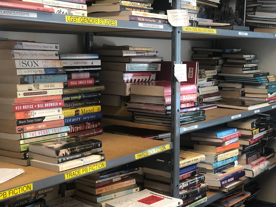 web1_booksale-isj-210804-books_1sized
