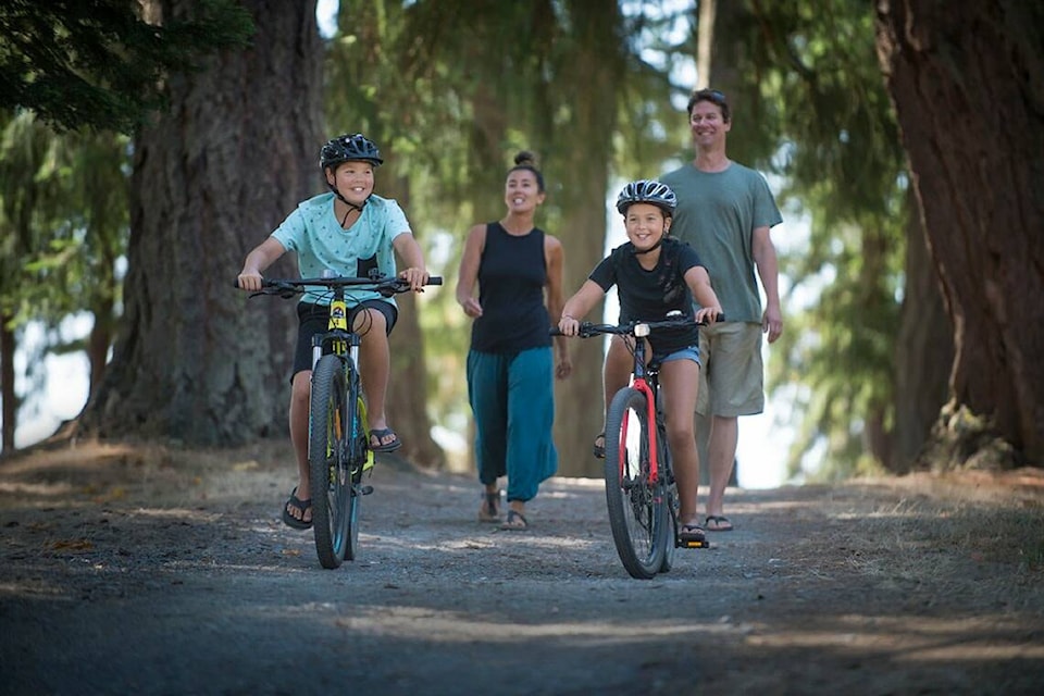 web1_saysutshun-family-biking-walking