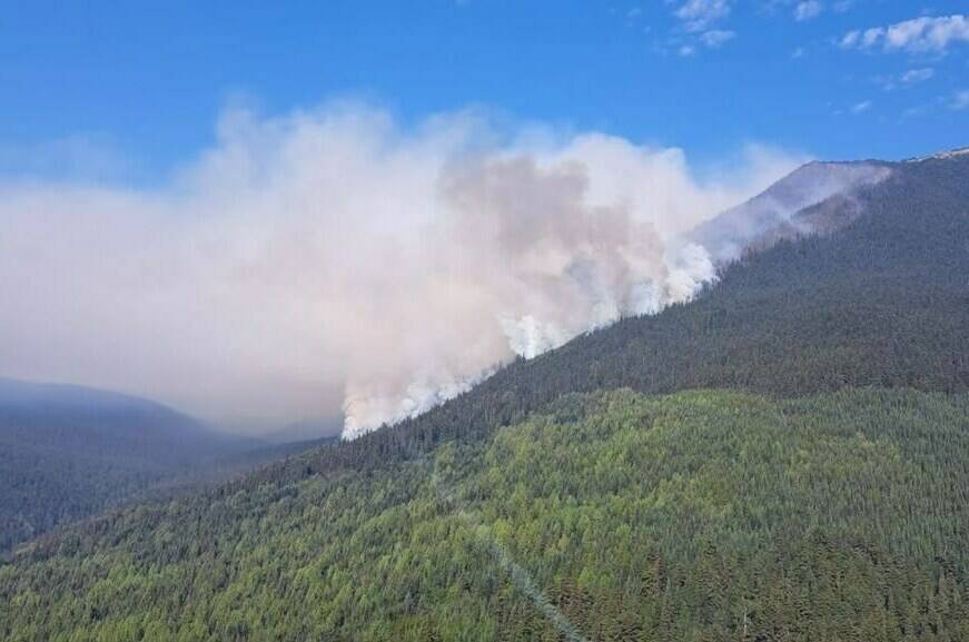 Wildfire sparks Yukon helicopter evacuation, B.C. a tale of 2 regions