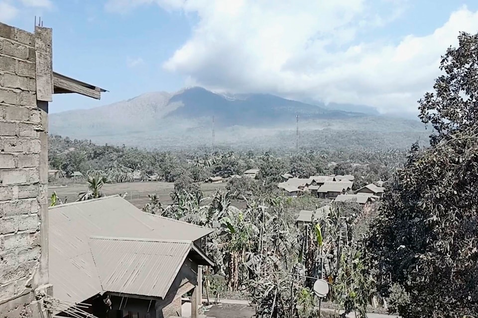 web1_241105-cpw-indonesian-volcano-eruption-plume_1