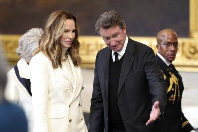 Canadians irked by Wayne Gretzky’s relationship with Trump amid tensions