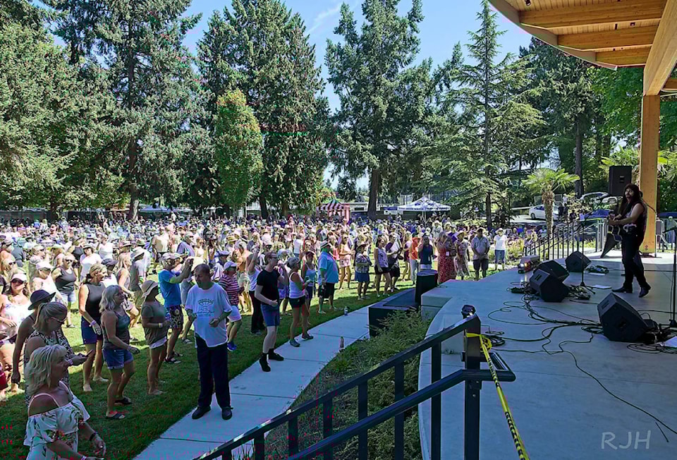 aug5-beachfest-large-crowd-with-stage