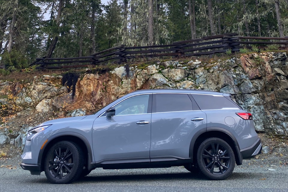 2025-qx60-black-edition-side-alexandra-straub