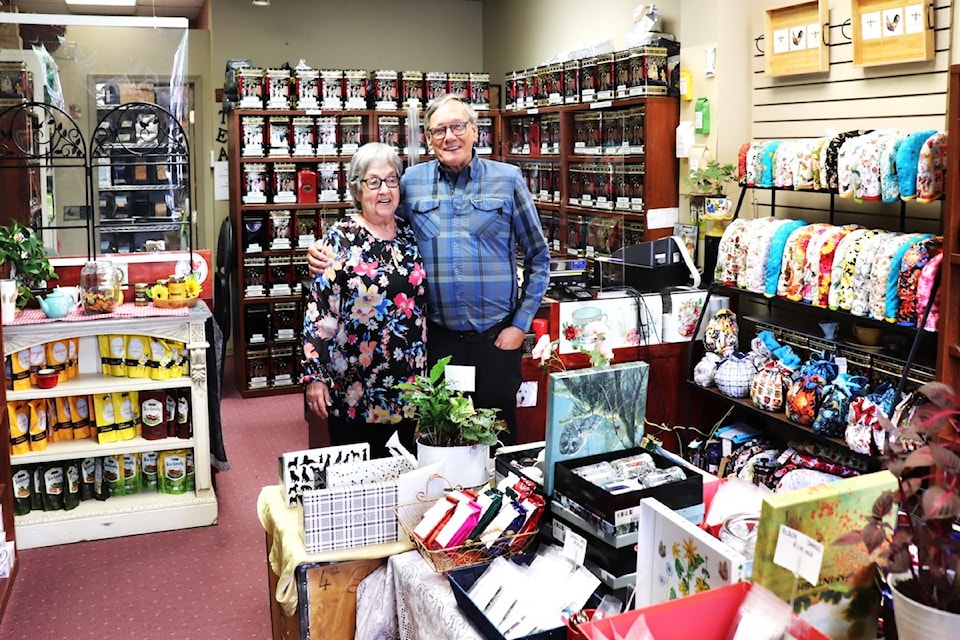janet-thompson-and-customer-robert-martindale-photo-tim-collins