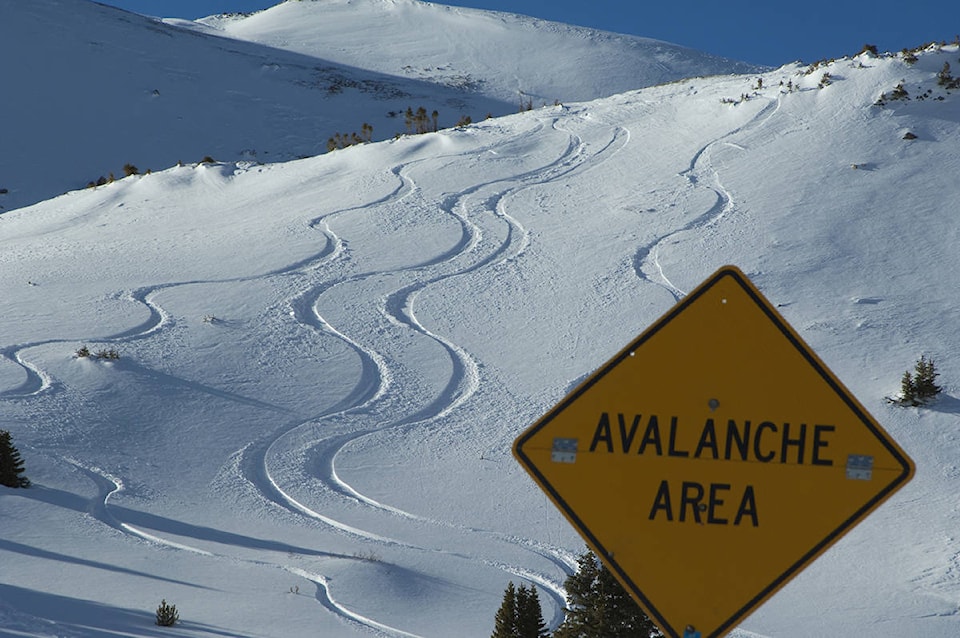 10082425_web1_171116-CVR-C-avalanche-area-sign