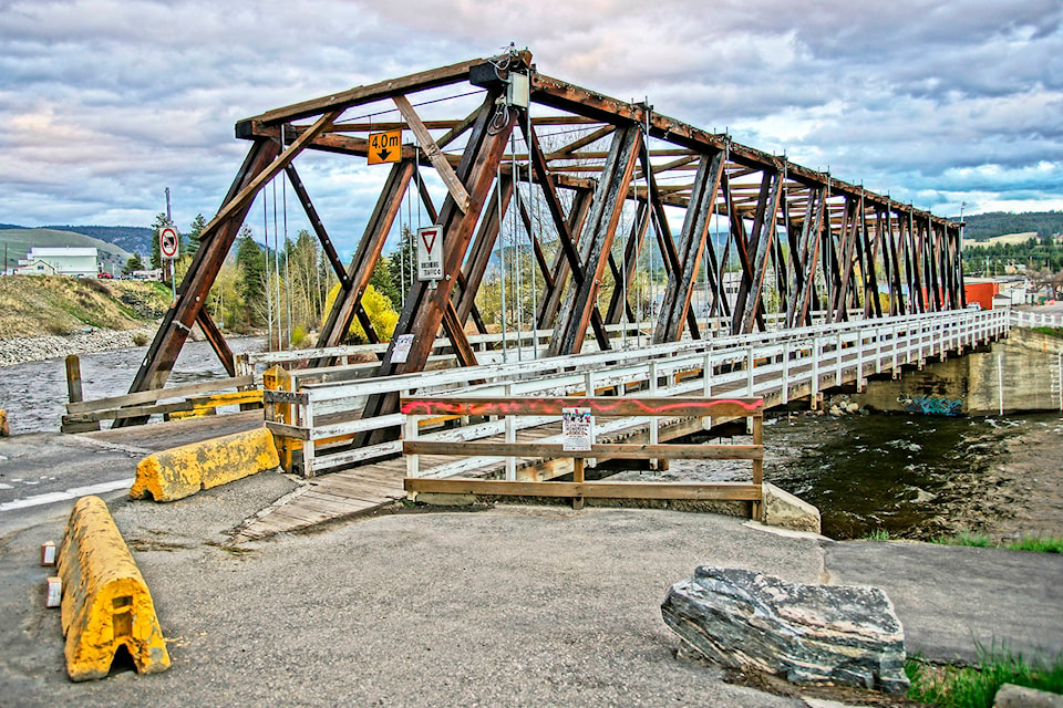 12589939_web1_brown-bridge