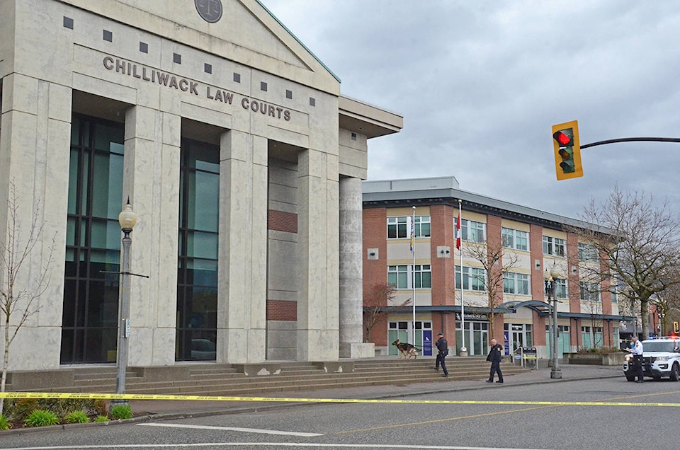 15040541_web1_Courthouse-bombthreat-7