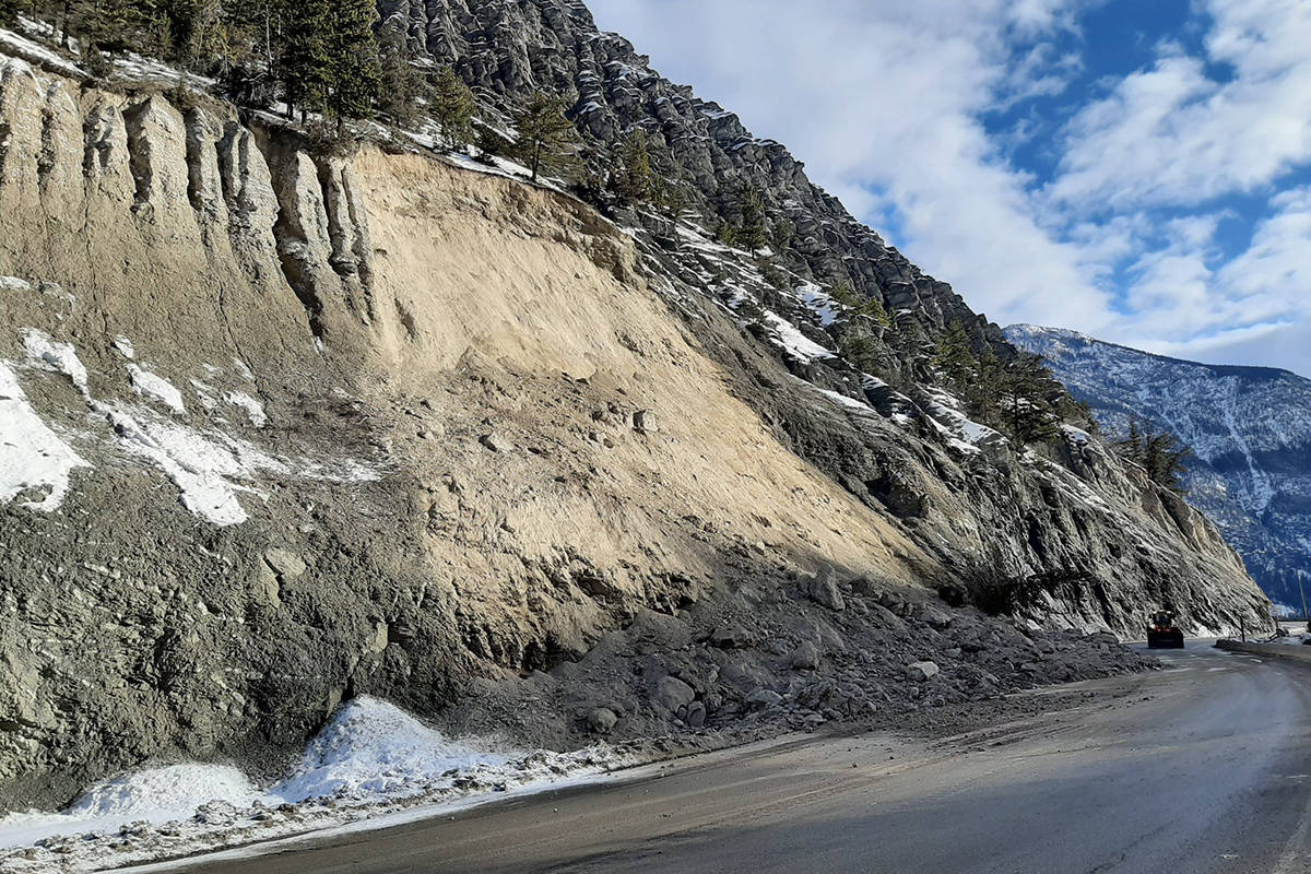 20754329_web1_copy_200305-RTR-highway-closed-golden-rockslide_1