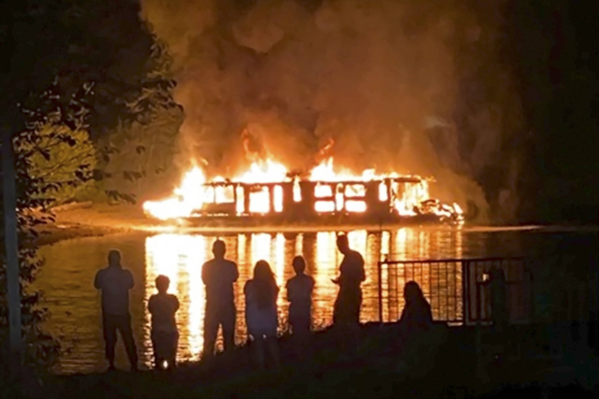 22342818_web1_200807-SAA-houseboat-fire-on-Mara-Lake-large_1