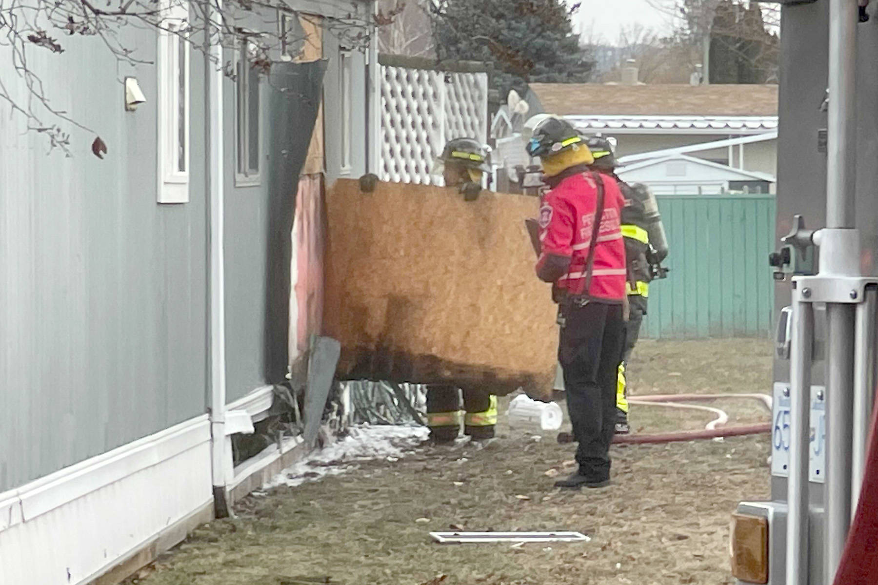 24223092_web1_210218-PWN-mobile-home-fire-PENTICTON_4