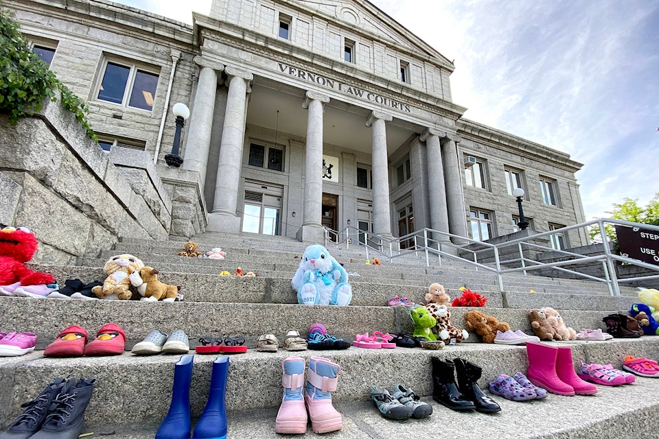 25431215_web1_210603-VMS-teddy-bears-kamloops-courthouse_1