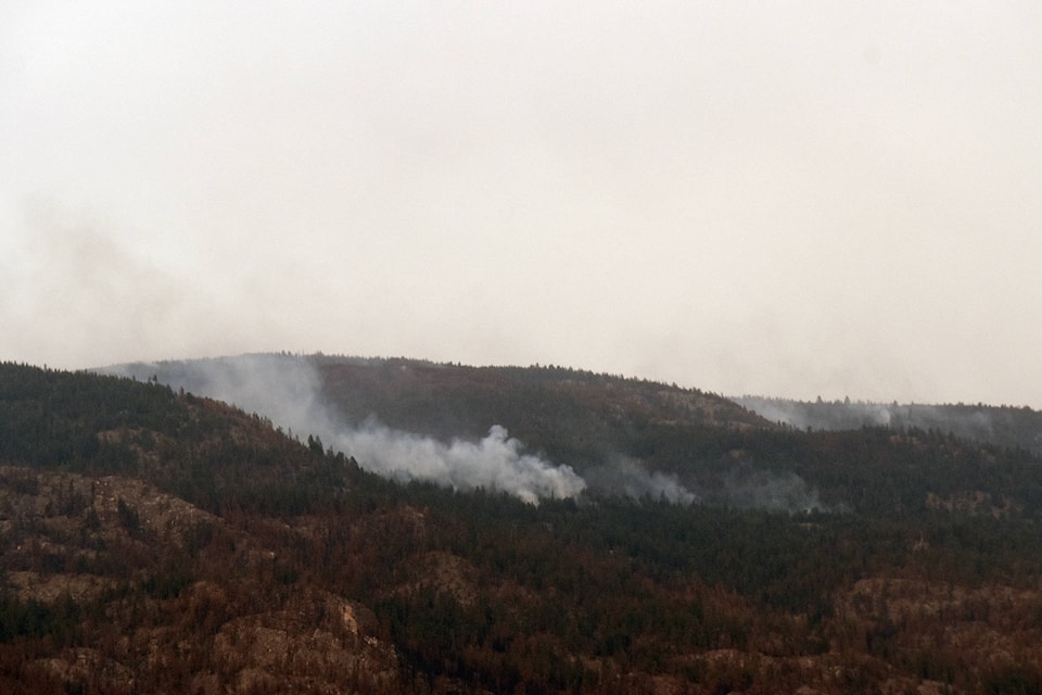 26005948_web1_210804-PWN-Thomas-creek-fire-Thursday_1