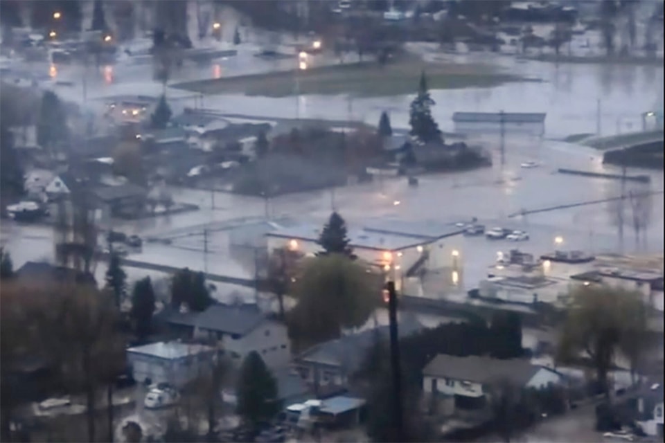 27341856_web1_211115-SAA-BC-Merritt-Evac-Order-flooding_3