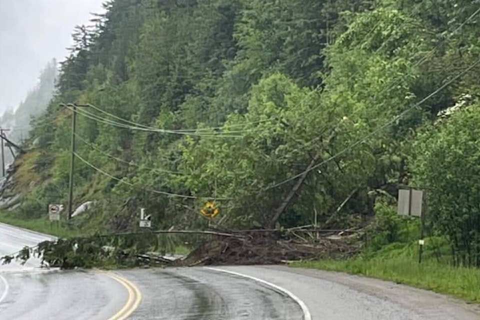 29346708_web1_220608-SAA-Highway-1-mudslide_1