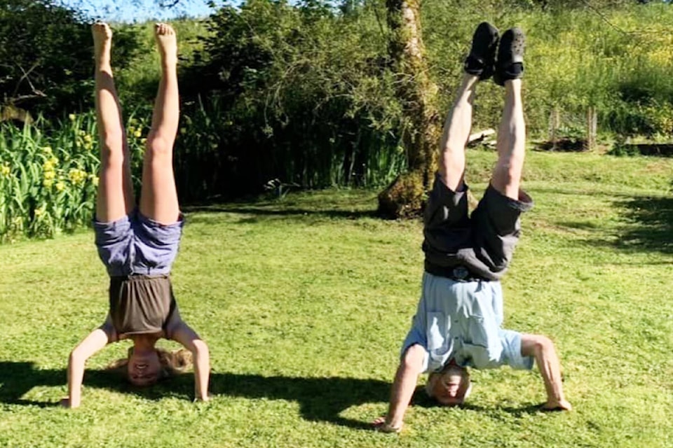 31588378_web1_230119-PRU-HGO-headstand-Guinness-World-Record-Bruce_1