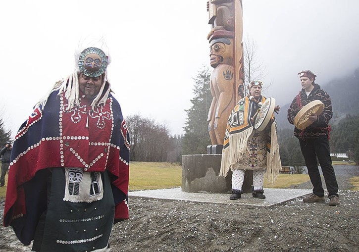 14721BCLN2007web1_170331-CRM-totem-pole-blessing-ceremony-Sayward_2