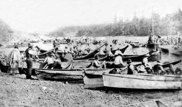 74529sookeSRHS-2712INDIANCANOERACINGINTHEGORGEc1923