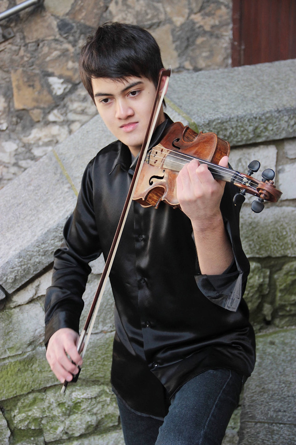 7777242_web1_170726-VNE-Violinist1