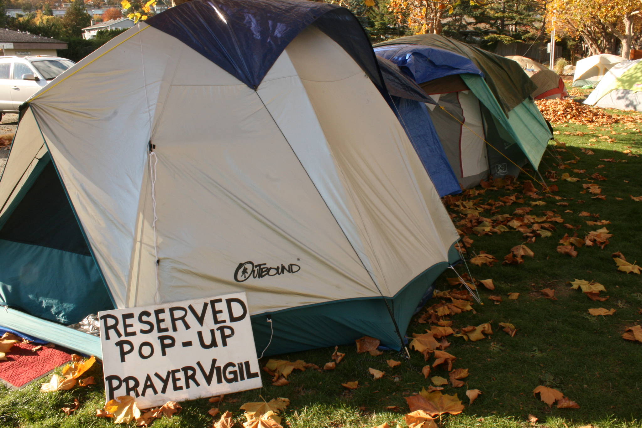 9207560_web1_171110-SNE-Caddy-Bay-Tent-City_1