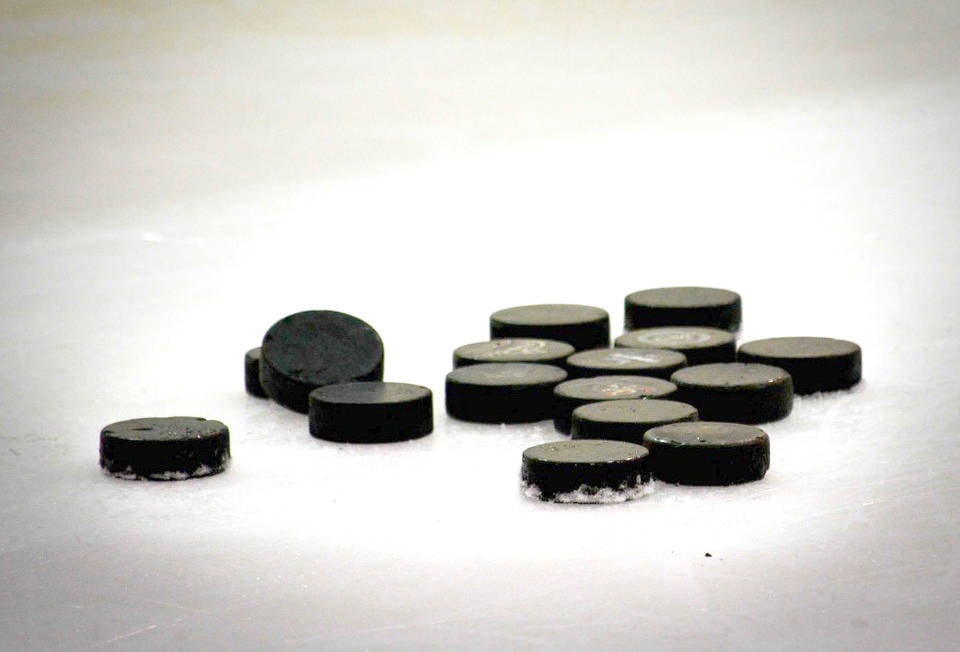 10269232_web1_hockey-puck