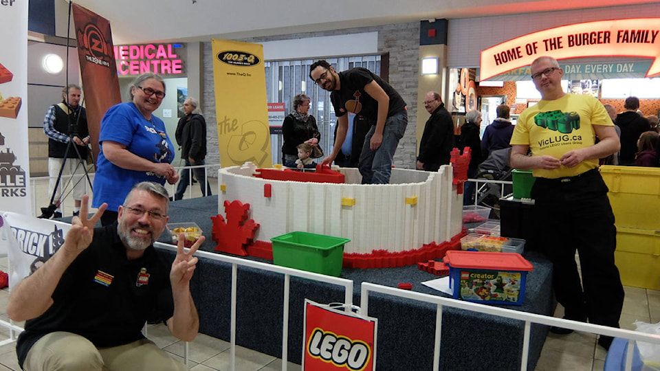 11149477_web1_web1_LEGO-MANIA