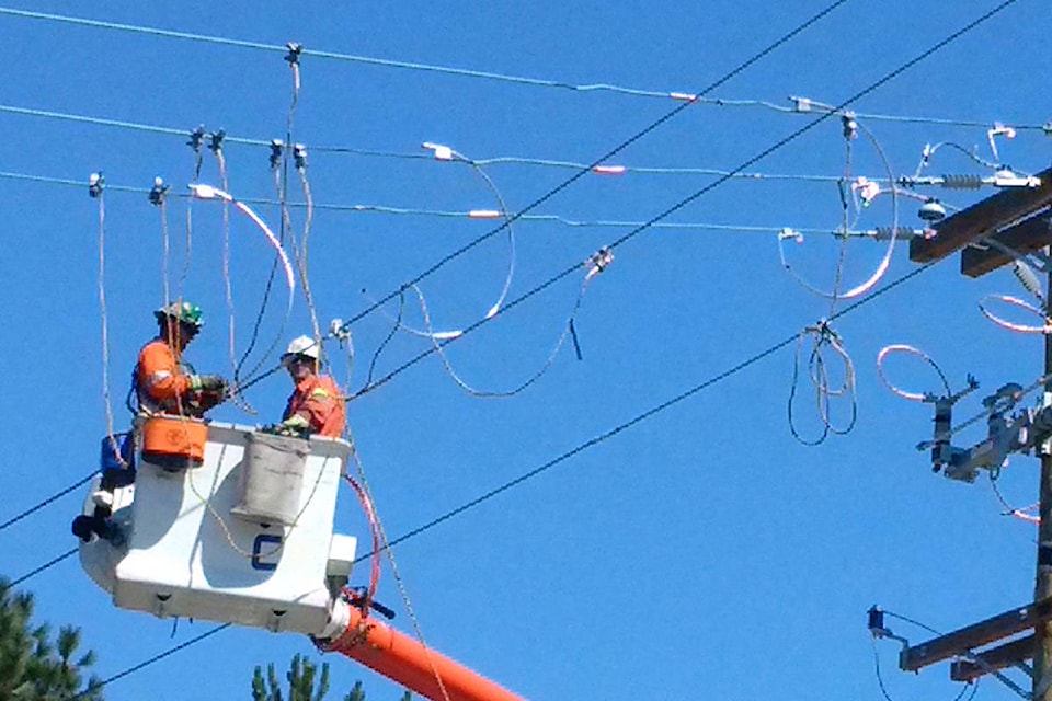 12209511_web1_BC-Hydro-linemen-H-10