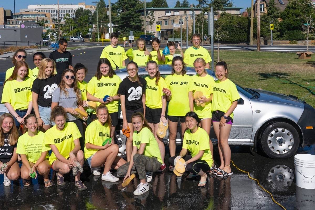 13215096_web1_180824-OBN-TdRCopsForCancerCarWash_3