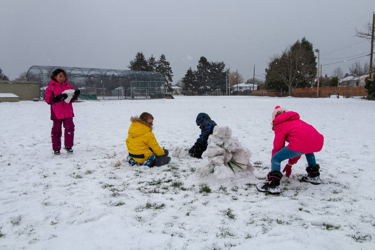 15508252_web1_190211-OBN-KidsBuildingSnow-2