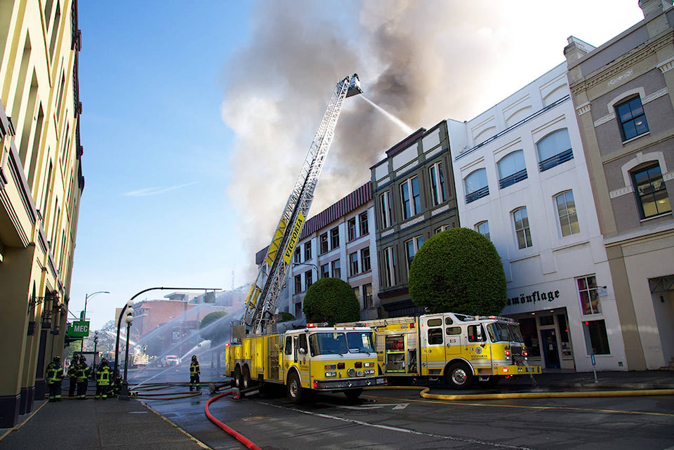 16809376_web1_190615-VNE-FireBusiness